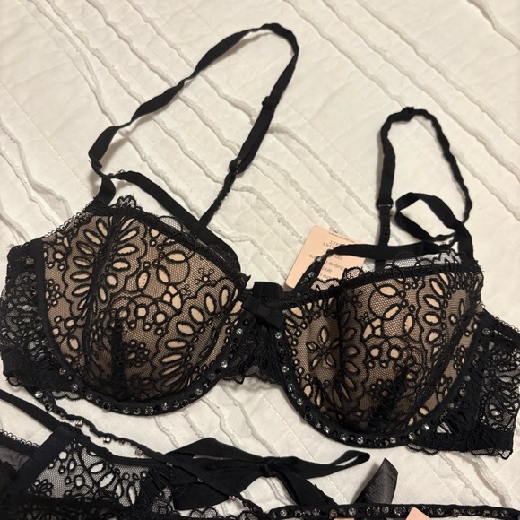 VS vintage designer collection eyelet lace & crystal bra & panty set - Picture 3 of 10